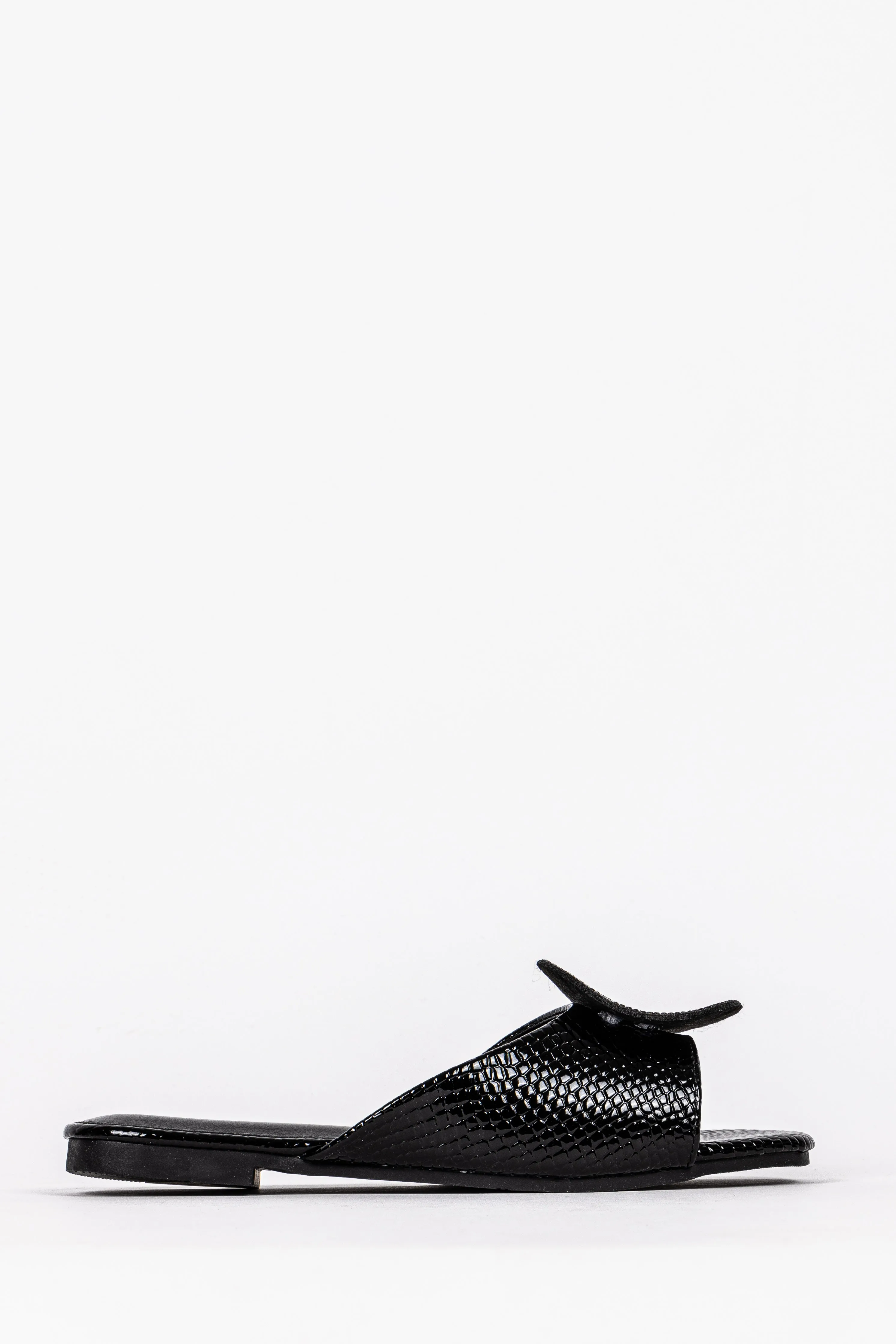 TEXTURED FLAT SANDALS