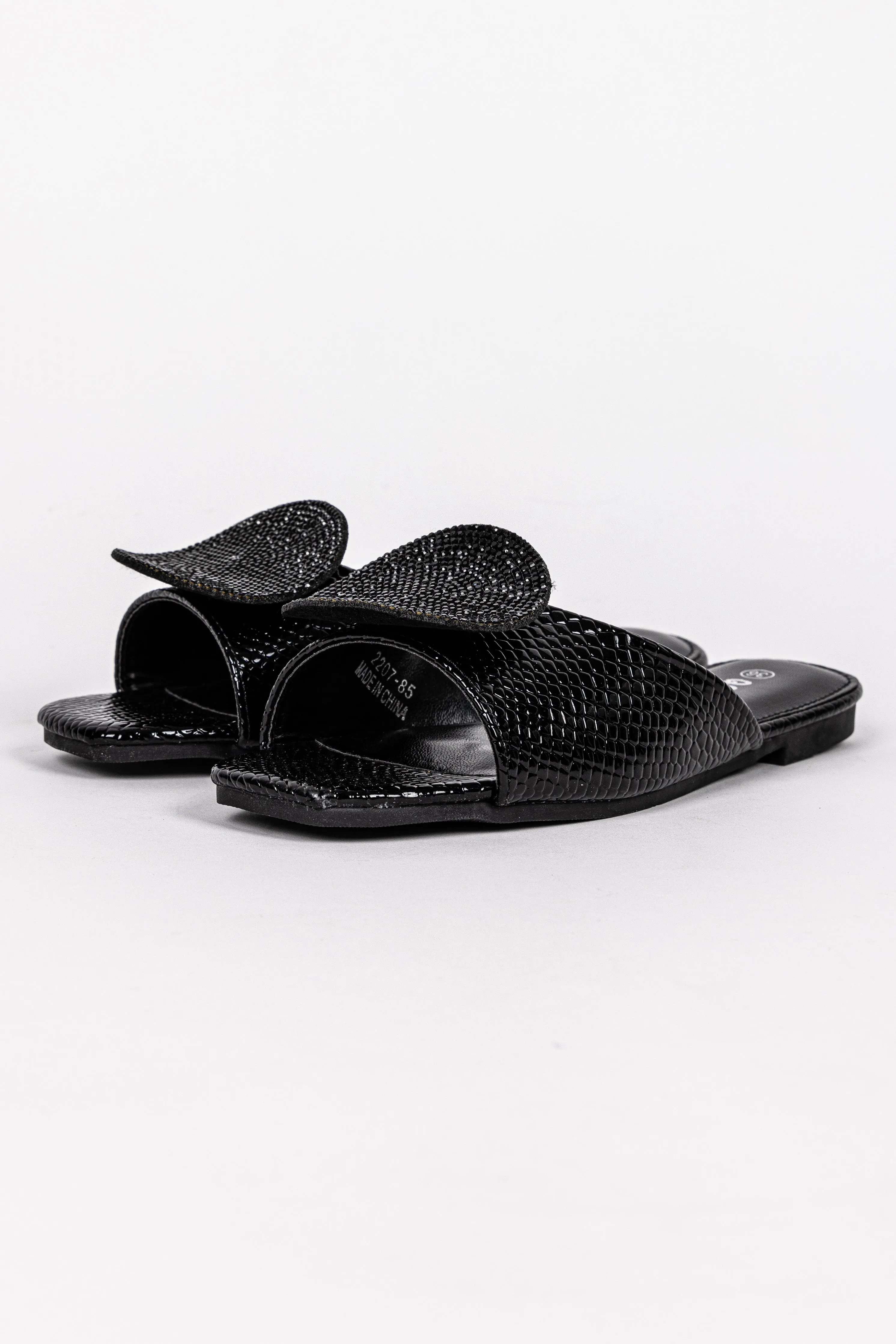 TEXTURED FLAT SANDALS