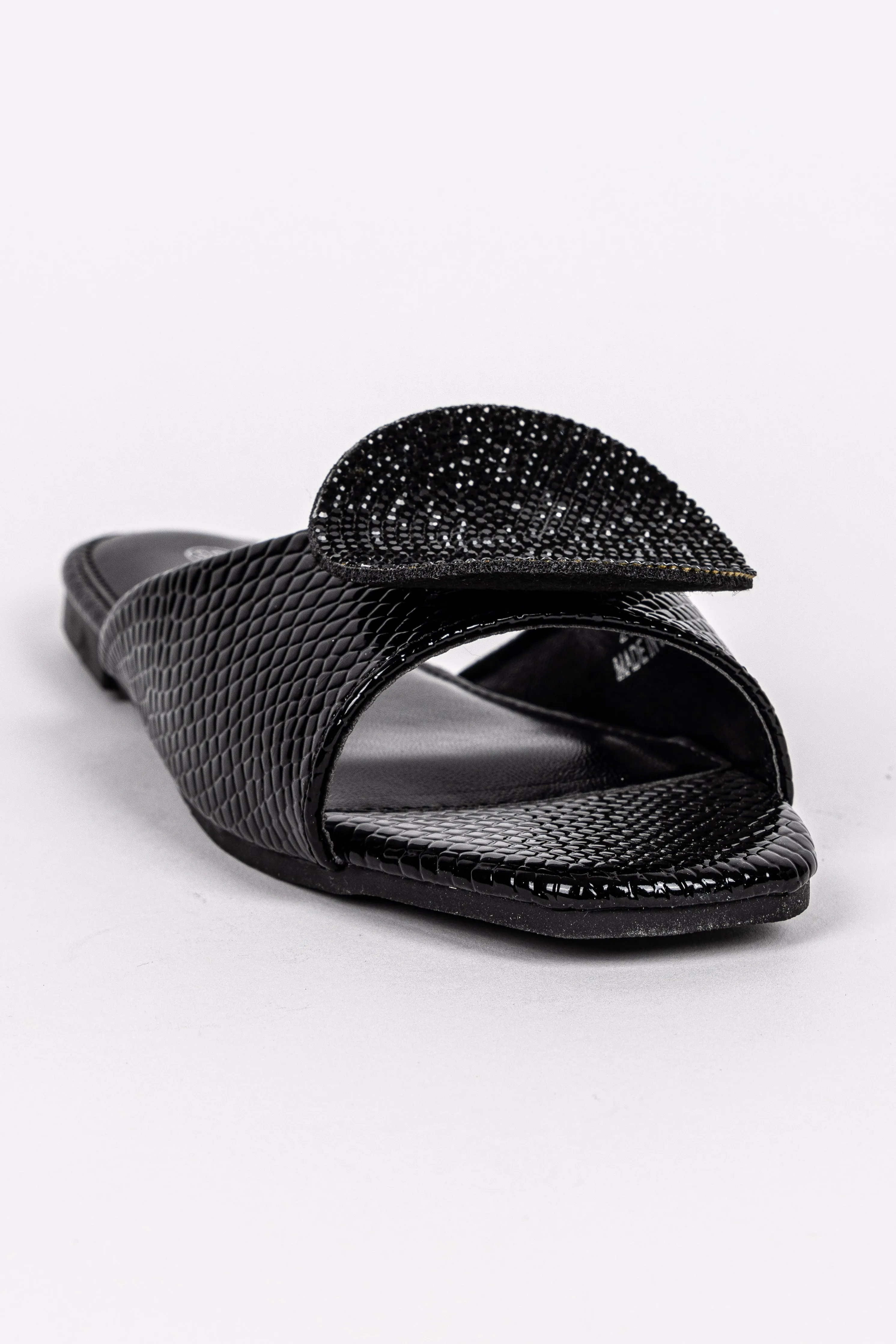 TEXTURED FLAT SANDALS